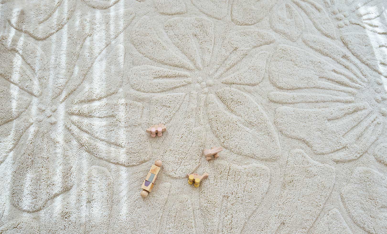 Floral Field Washable Wool Area Rug in Cream