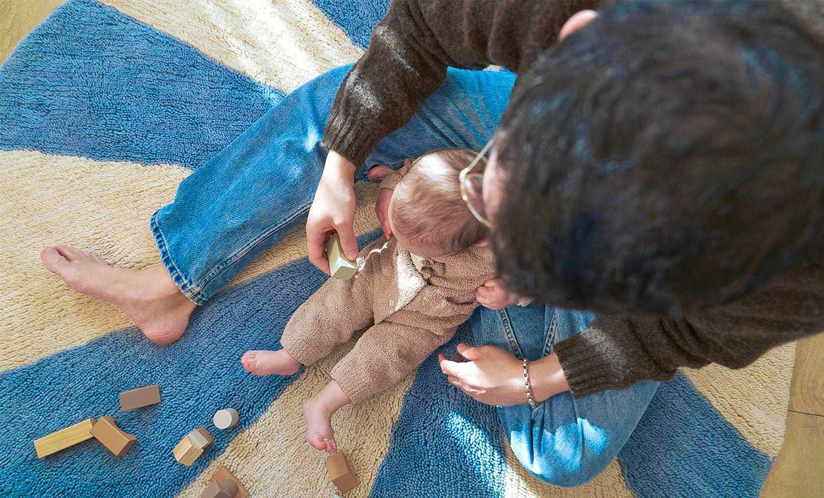 Beach Ball Washable Round Wool Rug in Blue