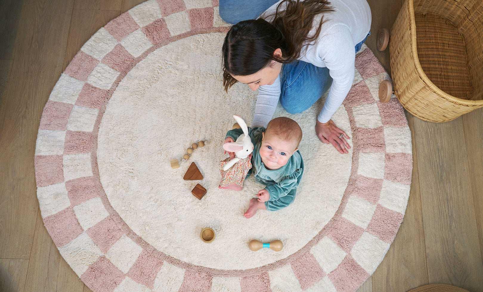 Checkered Charm Washable Round Organic Cotton Rug