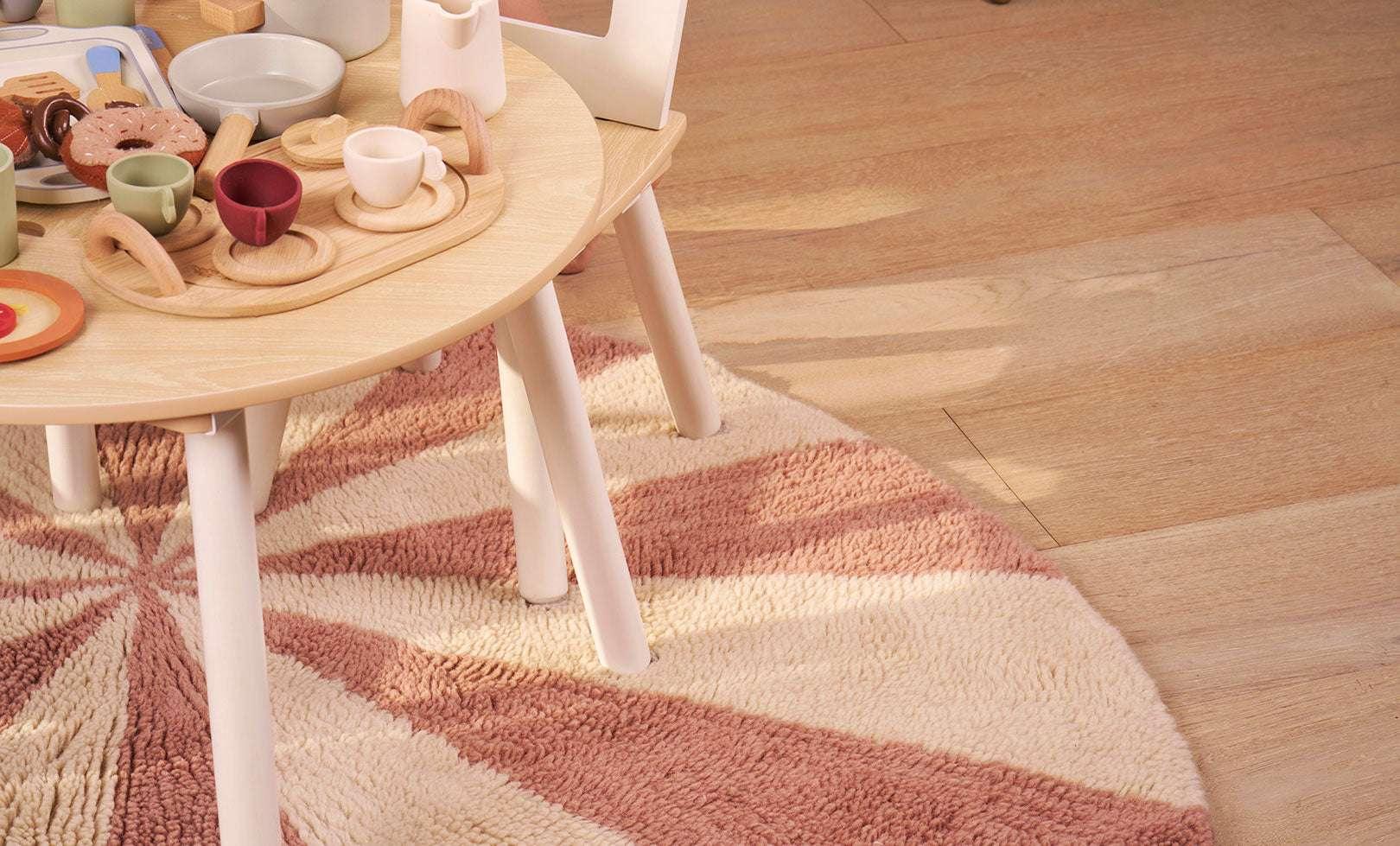Beach Ball Washable Round Wool Rug in Pink